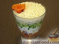 Фото приготовления рецепта: Нежный салат-коктейль с семгой - шаг №11