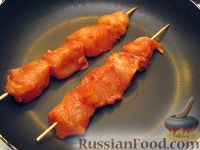 Фото приготовления рецепта: Куриный шашлычок в красном маринаде - шаг №7