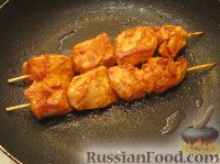 Фото приготовления рецепта: Куриный шашлычок в красном маринаде - шаг №8