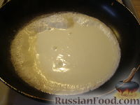 Фото приготовления рецепта: Омлет с шампиньонами, тушенными в сливках - шаг №2