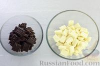 Фото приготовления рецепта: Чёрно-белый шоколадный десерт со сгущёнкой, сухими завтраками и фундуком - шаг №5