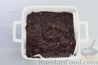 Фото приготовления рецепта: Чёрно-белый шоколадный десерт со сгущёнкой, сухими завтраками и фундуком - шаг №10
