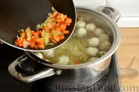 Фото приготовления рецепта: Суп с куриными фрикадельками, сладким перцем и овсяными хлопьями - шаг №11