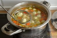 Фото приготовления рецепта: Суп с куриными фрикадельками, сладким перцем и овсяными хлопьями - шаг №14