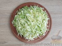 Фото приготовления рецепта: Салат из молодой капусты, колбасы, огурцов и сухариков - шаг №5
