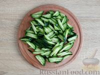 Фото приготовления рецепта: Салат из молодой капусты, колбасы, огурцов и сухариков - шаг №6