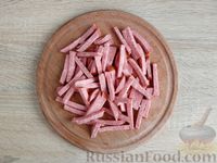 Фото приготовления рецепта: Салат из молодой капусты, колбасы, огурцов и сухариков - шаг №7