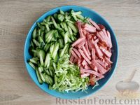 Фото приготовления рецепта: Салат из молодой капусты, колбасы, огурцов и сухариков - шаг №8