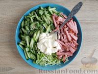 Фото приготовления рецепта: Салат из молодой капусты, колбасы, огурцов и сухариков - шаг №9