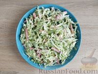 Фото приготовления рецепта: Салат из молодой капусты, колбасы, огурцов и сухариков - шаг №10