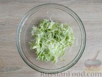 Фото приготовления рецепта: Салат с квашеной капустой, зелёным горошком, огурцом и помидором - шаг №2
