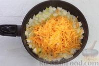Фото приготовления рецепта: Яичный паштет с луком и морковью - шаг №4
