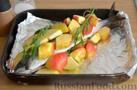 Фото приготовления рецепта: Скумбрия, запечённая с яблоками и эстрагоном - шаг №5