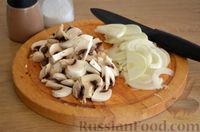 Фото приготовления рецепта: Куриная печень, тушенная с грибами, сметаной и сыром - шаг №2