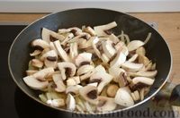 Фото приготовления рецепта: Куриная печень, тушенная с грибами, сметаной и сыром - шаг №4