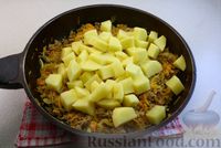 Фото приготовления рецепта: Рагу с кабачками, картошкой, молодой капустой и фаршем - шаг №6