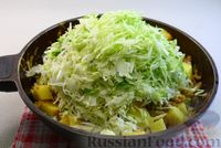 Фото приготовления рецепта: Рагу с кабачками, картошкой, молодой капустой и фаршем - шаг №8