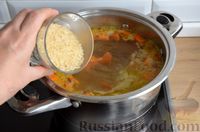 Фото приготовления рецепта: Сырный суп с креветками и рисом - шаг №7