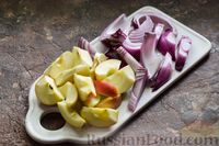Фото приготовления рецепта: Ножки индейки, запечённые с яблоками и черносливом, под медово-смородиновой глазурью - шаг №7