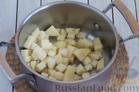 Фото приготовления рецепта: Суп со шпинатом, зелёным горошком, рисом и сливочным сыром - шаг №4