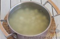 Фото приготовления рецепта: Суп со шпинатом, зелёным горошком, рисом и сливочным сыром - шаг №5