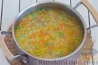 Фото приготовления рецепта: Суп со шпинатом, зелёным горошком, рисом и сливочным сыром - шаг №7