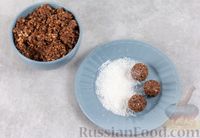 Фото приготовления рецепта: Конфеты из чернослива, овсяных хлопьев, миндаля и кокосовой стружки - шаг №7