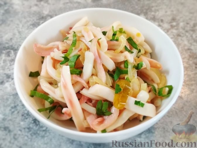 Салат с кальмарами и яблоком – кулинарный рецепт