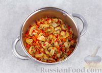 Фото приготовления рецепта: Суп с грибами, сладким перцем, кукурузой и копчёными колбасками - шаг №5