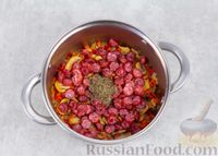 Фото приготовления рецепта: Суп с грибами, сладким перцем, кукурузой и копчёными колбасками - шаг №6