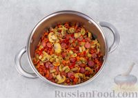 Фото приготовления рецепта: Суп с грибами, сладким перцем, кукурузой и копчёными колбасками - шаг №7