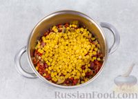 Фото приготовления рецепта: Суп с грибами, сладким перцем, кукурузой и копчёными колбасками - шаг №8