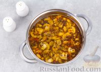 Фото приготовления рецепта: Суп с грибами, сладким перцем, кукурузой и копчёными колбасками - шаг №10
