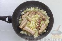 Фото приготовления рецепта: Макароны со свиными рёбрышками и овощами (на сковороде) - шаг №6