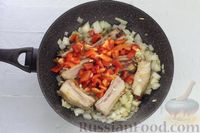 Фото приготовления рецепта: Макароны со свиными рёбрышками и овощами (на сковороде) - шаг №8