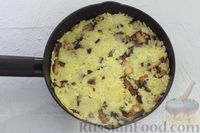 Фото приготовления рецепта: Картофельная лепёшка с беконом и грибами на сковороде (рёшти) - шаг №11