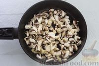 Фото приготовления рецепта: Картофельная лепёшка с беконом и грибами на сковороде (рёшти) - шаг №7