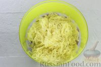Фото приготовления рецепта: Картофельная лепёшка с беконом и грибами на сковороде (рёшти) - шаг №5