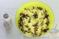 Фото приготовления рецепта: Картофельная лепёшка с беконом и грибами на сковороде (рёшти) - шаг №9