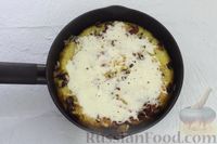 Фото приготовления рецепта: Картофельная лепёшка с беконом и грибами на сковороде (рёшти) - шаг №14