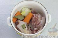 Фото приготовления рецепта: Куриный суп с чечевицей, макаронами и кабачком - шаг №2