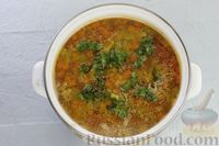 Фото приготовления рецепта: Куриный суп с чечевицей, макаронами и кабачком - шаг №13