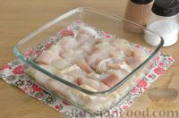 Фото приготовления рецепта: Рыбная запеканка с помидорами и сыром - шаг №6