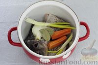 Фото приготовления рецепта: Томатный суп с рыбой и зелёным горошком - шаг №3