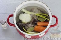 Фото приготовления рецепта: Томатный суп с рыбой и зелёным горошком - шаг №4