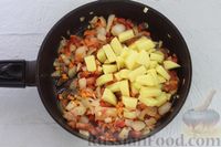 Фото приготовления рецепта: Томатный суп с рыбой и зелёным горошком - шаг №7