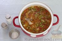 Фото приготовления рецепта: Томатный суп с рыбой и зелёным горошком - шаг №15