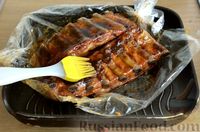 Фото приготовления рецепта: Запечённые свиные рёбрышки в соево-винной глазури - шаг №10