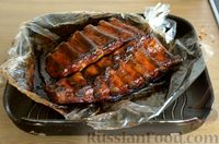 Фото приготовления рецепта: Запечённые свиные рёбрышки в соево-винной глазури - шаг №11