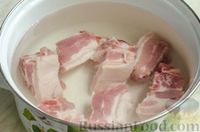 Фото приготовления рецепта: Суп со свиными рёбрами, помидорами, вермишелью и сладким перцем - шаг №3